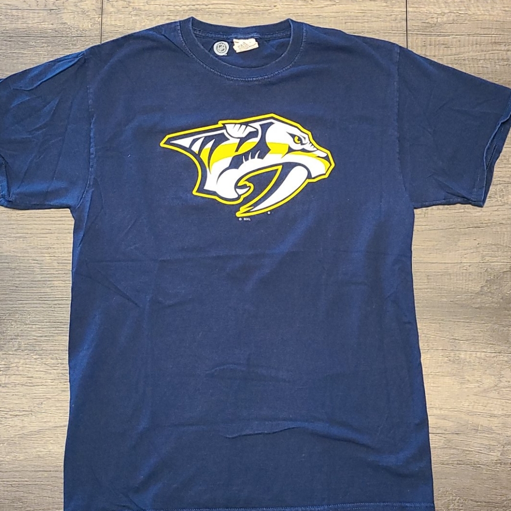 Nashville Preds tshirt